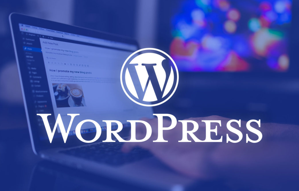 L'e-commerce transfrontaliero di importazione e rivendita mostra l'interfaccia di amministrazione del blog WordPress sullo schermo del laptop, con il logo WordPress sovrapposto sul davanti.